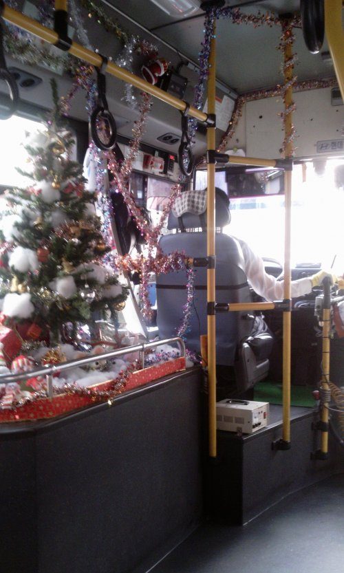 韓国、クリスマス仕様バスが走る！？