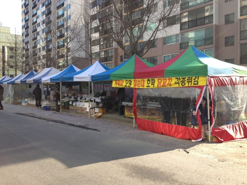 韓国のマンションで毎週開かれる市場