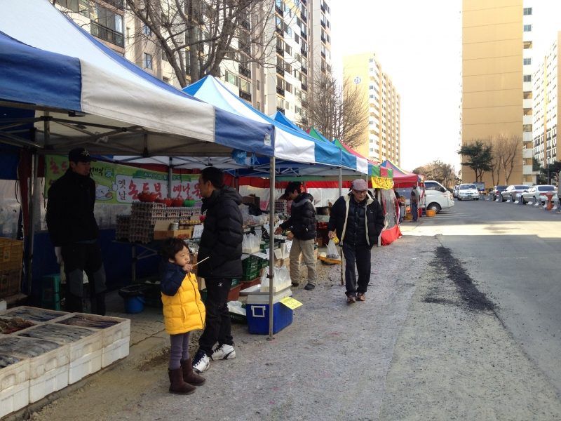 韓国のマンションで毎週開かれる市場