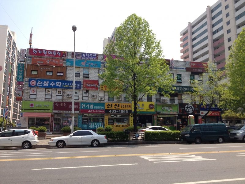 韓国マンションの商店とクリーニング屋