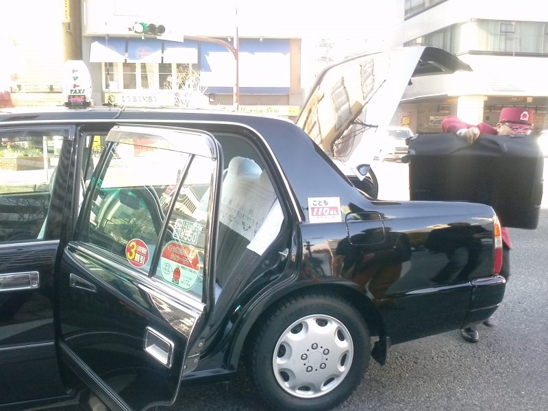 日本のタクシーに感心したナマケモノ