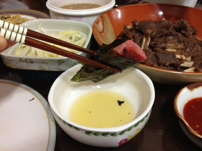 まぐろの刺身は韓国のりを巻いて食べる！？